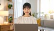 © yohaku - デスクでノートPCと働く日本人女性ビジネスシーン