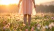 © yohaku - ゴールデンアワーの花畑に佇む子供のライフスタイルポートレート