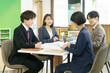 © gohan - オフィスでミーティングする若い日本人の男女4人