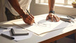 © KloberanJaya - Artista desenhando em papel à mesa