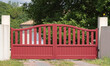 © hcast - Portail rouge d'une maison