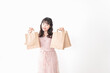 © maroke - ショッピングをする若い女性