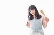 © maroke - エプロンを着てごはんを作る若い女性