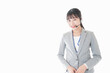 © maroke - 笑顔で対応をするコールセンターの女性