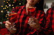 © Pixel-Shot - Young couple with glasses of mulled wine at home on Christmas eve, closeup