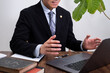 © TOMO... - オンライン相談で説明する弁護士男性