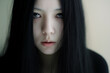 © SHIHO - 女性, 若い女性, 黒髪, 長い髪, アジア人, ポートレート, 美しい女性, 魅力的, 真剣な表情, クローズアップ, ミステリアス, 不気味, 静けさ, 優雅, エモーショナル, ダークな雰囲気, ドラマチック, ホラー, 幽霊, 怖い顔, 超自然的, 怪談, 恐怖感, 不安感, 闇, 緑背景, モノクローム調, ソフトフォーカス, シンプル背景, 正面ショット, 対称性, アート写真, 孤独