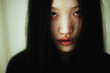 © SHIHO - 女性, 若い女性, 黒髪, 長い髪, アジア人, ポートレート, 美しい女性, 魅力的, 真剣な表情, クローズアップ, ミステリアス, 不気味, 静けさ, 優雅, エモーショナル, ダークな雰囲気, ドラマチック, ホラー, 幽霊, 怖い顔, 超自然的, 怪談, 恐怖感, 不安感, 闇, 緑背景, モノクローム調, ソフトフォーカス, シンプル背景, 正面ショット, 対称性, アート写真, 孤独