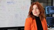 © Interior choiplan - Generative AI, Female tech lead with red hair in front of system architecture whiteboard