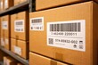 © Leonardo - Etiquetas de código de barras en cajas de envío apiladas en el área de almacenamiento