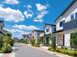 © Jumpei - 晴れた青空と白い雲が広がる新築一戸建ての新しい街並みと住宅環境