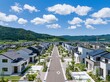© Jumpei - 晴れた青空が広がるモダンな新築分譲地にある住宅街の風景