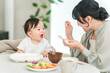 © buritora - 赤ちゃんに離乳食,ご飯を食べさせる母親（育児,子育て,ボーロ）