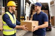© Leonardo - Entrega final del paquete del trabajador del almacén al conductor del servicio de mensajería en el muelle de carga