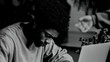 © Wasabi - ノートパソコンの前で頭を抱えてうつむき悩むビジネスマン