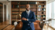 © Maxime - Portrait d'un avocat ou homme d'affaires souriant dans un bureau de loi avec bibliothèque