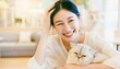 © 誠 小野 - 猫カフェでリラックスする若い女性と可愛い猫