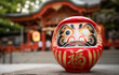 © SB - 片目を入れた達磨と神社　目標達成を願う日本文化