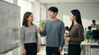 © CoreSelect - 사무실에서 대화하는 청년 팀원들 / Young Team Members Talking in an Office