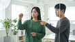 © CoreSelect - 문서를 들고 토론하는 청년 직장인 / Young Office Worker Discussing with a Document