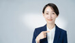 © noonekoon - Confident Business Woman Pointing Forward 右側を指差しする紺色スーツのビジネス女性