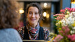 © Olga Ко - Herzliche Rezeptionistin berät einen Hotelgast am Empfang. Ansicht über die Schulter, exzellenter Kundenservice in einer eleganten Luxushotel-Lobby