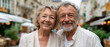 © Olga Ко - Retrato cercano de una pareja mayor elegante y feliz disfrutando de sus vacaciones en París. Concepto de jubilación activa, turismo premium, salud y bienestar. Banner panorámico con fondo desenfocado