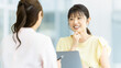 © Trickster* - 会話をする女性たち・ビジネスウーマン, Businesswomen Having a Conversation