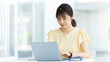 © Trickster* - ノートパソコンを使う女性・ビジネスウーマン, Businesswoman Using a Laptop Computer