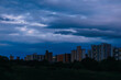 © F.N - 夕暮れ時の深い青空とマンション群のシルエット