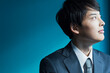 © One - 考え事をする20代男性ビジネスマンのポートレート