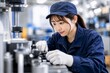 © 秀晃 岡庭 - 工場で部品を検査する女性作業員、品質管理や製造業を表すものづくり現場素材