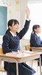 © 誠 小野 - 教室で手を挙げて授業に参加する女子高校生