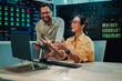 © Zamrznuti tonovi - It engineers collaborating in a server room, discussing data center network operations and system monitoring