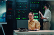 © Zamrznuti tonovi - It engineers working in data center managing server racks and cloud computing infrastructure