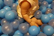 © umaruchan4678 - 青いボールプールで遊ぶ1歳の幼児の体の一部。屋内遊び場。