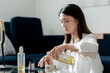 © arc image gallery - スキンケアをする若い日本人女性