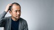 © 小坪 - 頭皮や薄毛の悩みを気にする40代の日本人男性