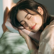 © Designer's Stockroom - リラックスして眠っている白く美しい肌の女性。 美容、スキンケア、素材