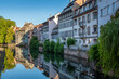 © HJBC - Maisons traditionnelles au bord de la rivière Ill, dans le quartier pittoresque et touristique de la Petite France, à Strasbourg, France