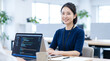 © Blue Studio - オフィスでパソコンに向かいプログラミングや開発業務をする女性システムエンジニア・SE