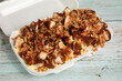 © robin-clouet.fr - Plat de poulet crousty avec sauce sur une table en bois