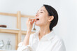 © metamorworks - 薬を飲む女性。医薬品、サプリメント、常備薬、ジェネリック、ビタミン剤、風邪薬、頭痛薬、便秘薬