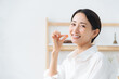 © metamorworks - 薬を飲む女性。医薬品、サプリメント、常備薬、ジェネリック、ビタミン剤、風邪薬、頭痛薬、便秘薬
