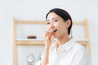 © metamorworks - 薬を飲む女性。医薬品、サプリメント、常備薬、ジェネリック、ビタミン剤、風邪薬、頭痛薬、便秘薬