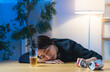 © metamorworks - 暗い部屋で酔い潰れる女性。お酒、ショック、がっかり、落ち込む、やけ酒、酔う、アルコール、居酒屋