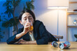 © metamorworks - 一人でお酒を飲む女性。お酒、居酒屋、ビール、寂しい、孤独、やけ酒、ひとり飲み、女性、暗い