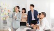 © 歌人 おてんと - ガラスボードに付箋を貼るビジネスチーム