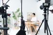 © metamorworks - ハウススタジオでモデル撮影する風景。収録、カメラ、ビデオ