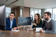 © Othoniel - Equipo corporativo analizando gráficos de rendimiento en monitores en una sala de juntas. Profesionales en una reunión de negocios discutiendo estrategias financieras y estadísticas comerciales.